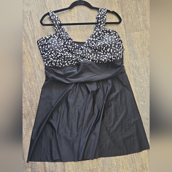 NWT Size 22W Swim Dress Black White One Piece Swimwear Beach Vacation Plus Size - Picture 2 of 2